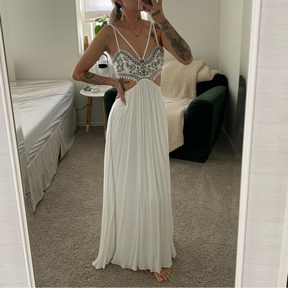 Jetset Diaries Embroidered Maxi Dress - Picture 2 of 4